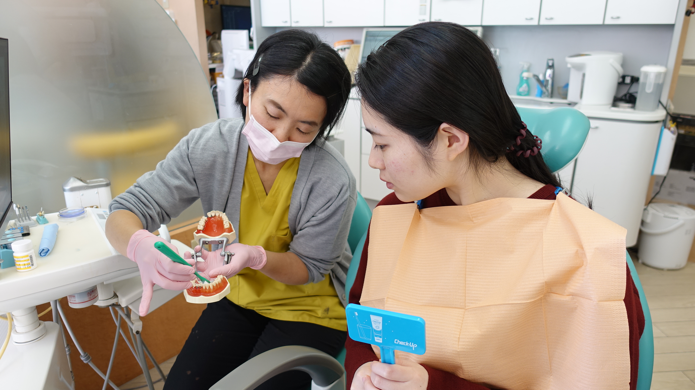 真剣な眼差しの歯科衛生士