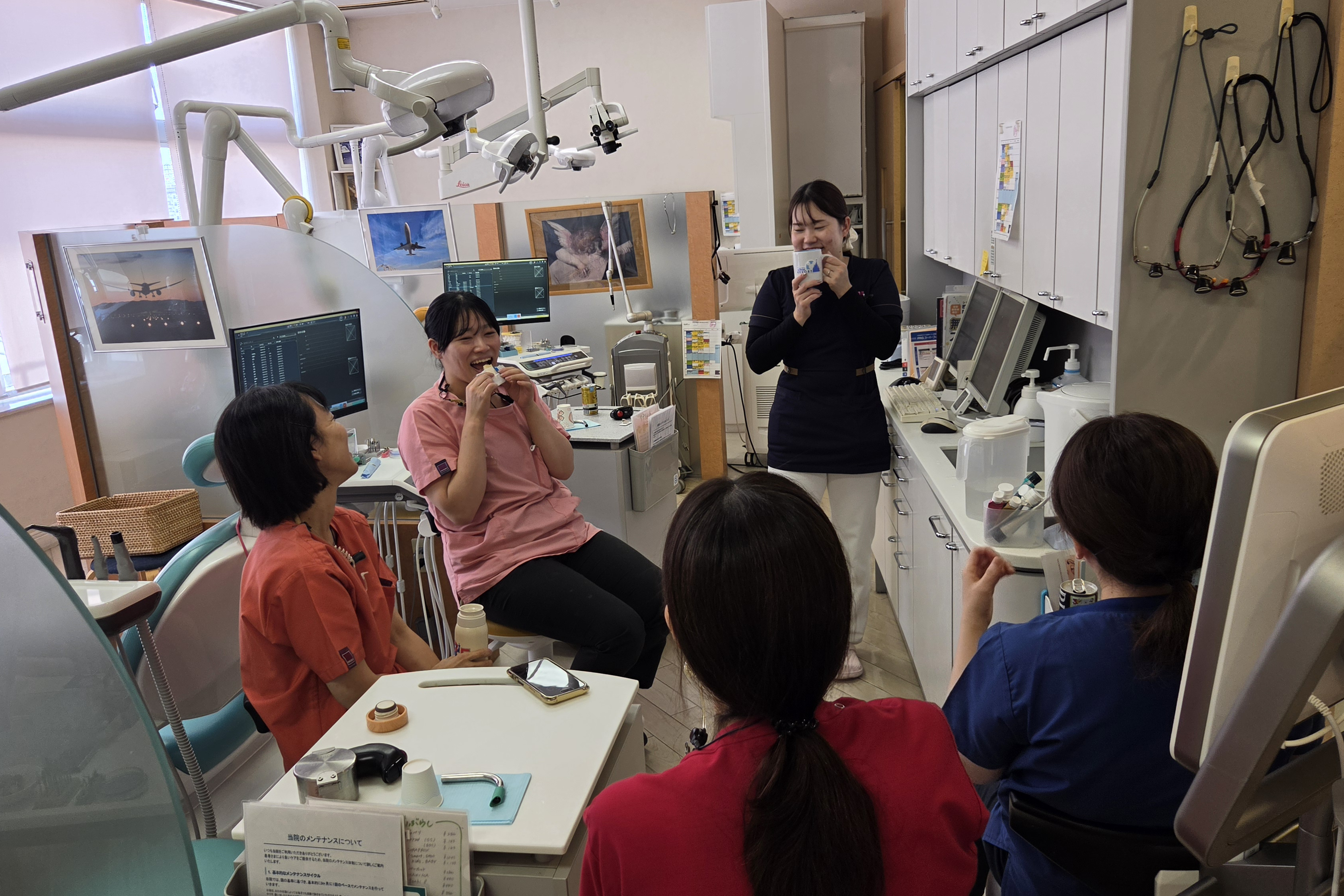 リラックスしたスタッフルームの様子
